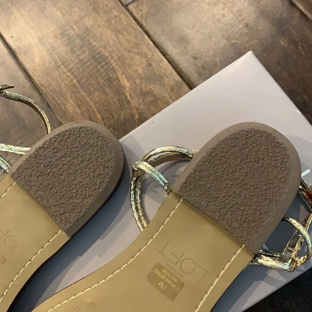 NIB LOFT Gold Snakeskin Print T-Strap Sandals Size 7